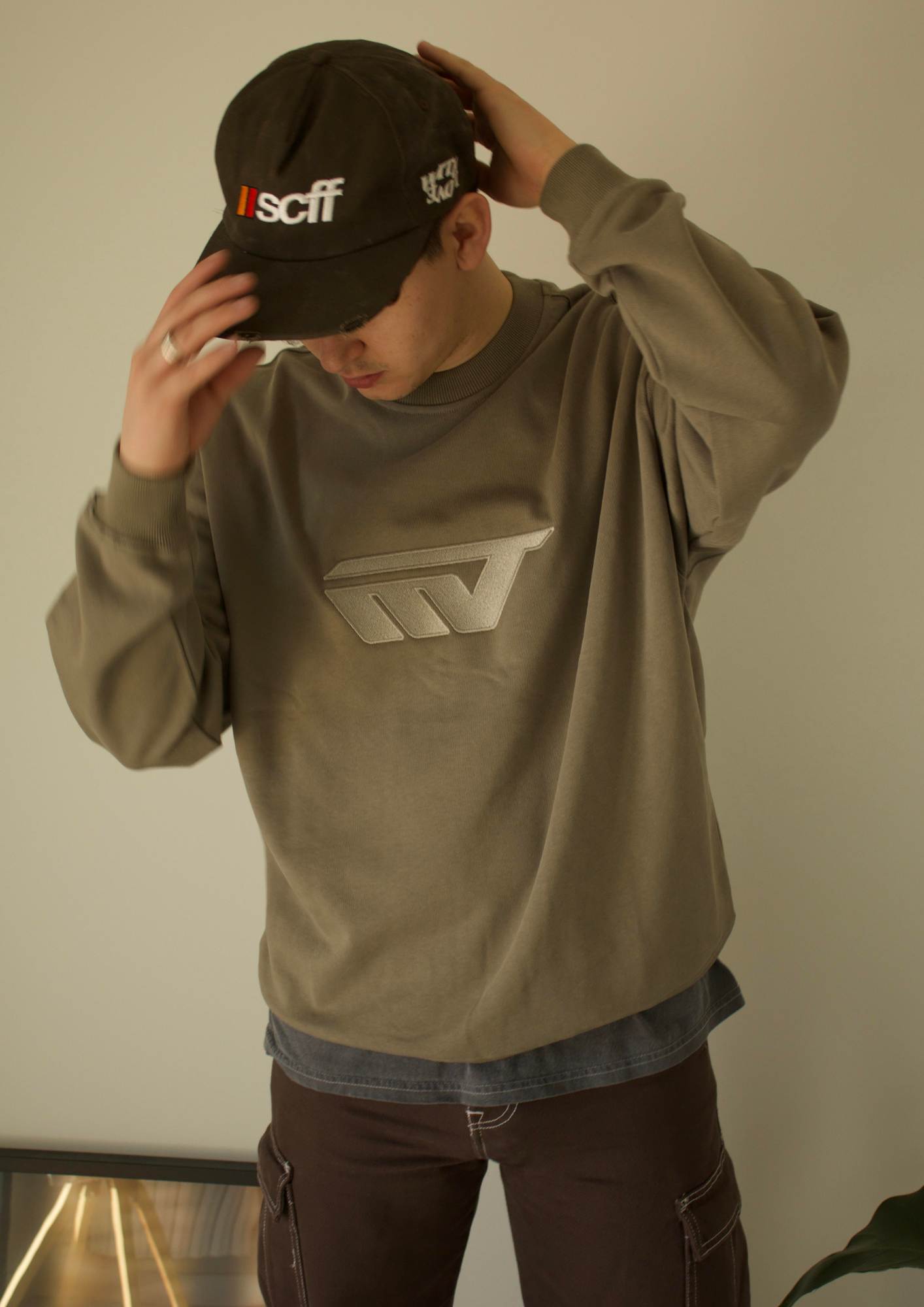 MVT OLIVE CREWNECK